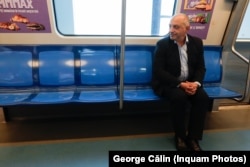 Cătălin Cîrstoiu, candidatul PSD-PNL la alegerile pentru primăria Capitalei, merge cu metroul în București, 3 aprilie 2024. Inquam Photos / George Călin