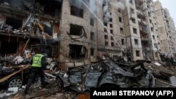 Рятувальники гасять пожежу в багатоповерхівці в Києві після російського удару, 2 січня 2024 року