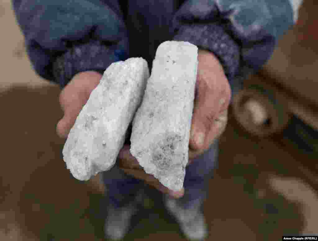 Миньор с късове каменна сол в ръцете. Служители на мината са изчислили, че около половината от цялата готварска и техническа сол в Армения е добита от ресурсите на Аван. Почти нищо не се изнася в чужбина.