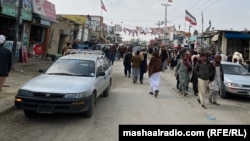 ګڼ خلک د جنوبي وزیرستان د واڼه مرکزي بازار له سړکه تېرېږي - انځور له ارشیفه. 