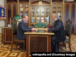 Fotografie publicată de Mitropolia Moldovei de la întrevederea cu ambasadorul Rusiei la Chișinău.