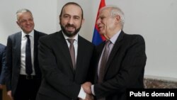 Եվրամիության արտաքին գործերի և անվտանգության քաղաքականության հարցերով բարձր ներկայացուցիչ Ժոզեպ Բորելը Բրյուսելում ողջունում է Հայաստանի արտգործնախարար Արարատ Միրզոյանին, 13-ը փետրվարի, 2024թ.