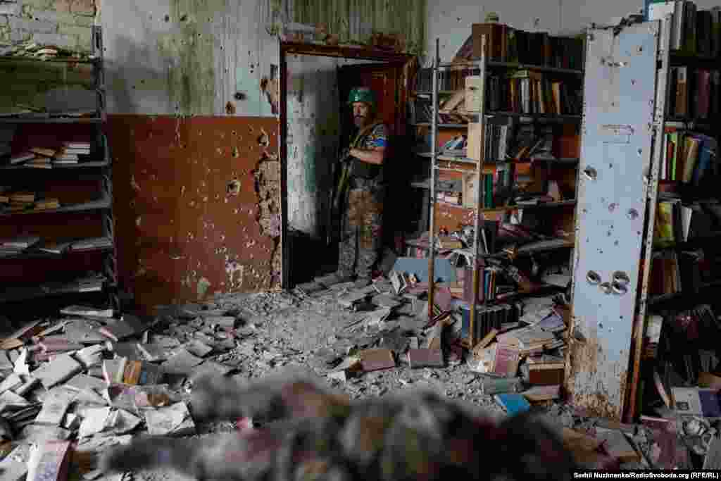 "Захватчики сопротивлялись до последнего. Наши военные применили смекалку: пробили гранатометом дыру в стене клуба, через нее вошли внутрь и начали зачистку. Взяли в окружение несколько солдат противника, предлагали сдаться, но они отказались. Одновременно с клубом освободили и здание школы", &ndash; рассказал об освобождении Благодатного в эфире украинского ТВ спикер Сил обороны таврического направления Валерий Шершень.