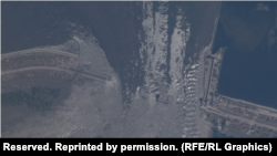 Каховська ГЕС після вибуху. Супутниковий знімок Planet Labs показує руйнування, спричинені вибухом (6 червня 2023 року)