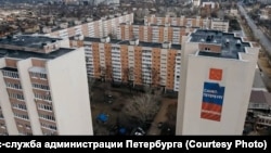 Мариуполдо мигранттардын күчү менен курулган үйлөр