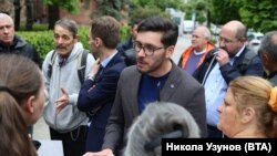 Стефан Спасов говори с протестиращите пред Столична община.