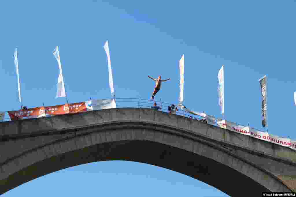 "Lasta" sa Starog mosta. Most u Mostaru izvorno je sagrađen 1566. godine, u vrijeme osmanske uprave u Bosni i Hercegovini i smatra se jednim od najpoznatijih spomenika osmanske arhitekture na Balkanu. Srušile su ga hrvatske snage artiljerijskim projektilima 9. novembra 1993. godine. Od 1999. do 2004. godine trajao je međunarodni projekat obnove Starog mosta, vrijedan oko 15 miliona dolara. Obnovljeni Stari most svečano je otvoren, uz prisustvo zvanica iz 50 zemalja svijeta, 23. jula 2004. godine. Stari most u Mostaru je u julu 2015. godine, na zasjedanju UNESCO-a u Južnoj Africi, upisan na UNESCO-ovu listu zaštićene svjetske baštine. &nbsp;