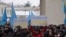 Aqmescitte Qırım parlamentiniñ binası yanında separatistlerge qarşı miting. Qırım, 2014 senesi fevralniñ 26-sı