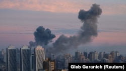 Дим се издига в небето над Киев след удари на руска ракета и дрон, 29 декември 2023 г.