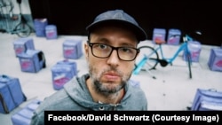 Regizorul David Schwartz a dat de înțeles că spectacolul ar fi fost „anulat” la presiunile autorităților.