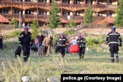 მაშველები სასტუმრო "სანსეტ შოვის" სტუმრებს ევაკუაციაში ეხმარებიან