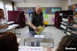 În fiecare astfel de urnă încap în jur de 360-380 de voturi. Ersagun spune că, la secția sa de vot, președintele nu a ieșit câștigător în niciuna dintre urne.