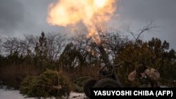 Украина сарбазы минометтан атқылап жатыр. Бахмут, 15 ақпан, 2023 жыл.