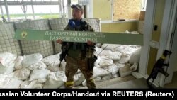 Боец от Руския доброволчески корпус (РДК) на граничния пункт Грайворон в Козинец, Белгородска област, Русия. Снимката е публикувана от РДК на 23 май 2023 г.