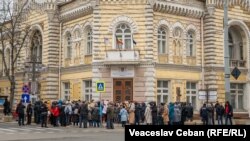 Zeci de asistenți personali au protest luni, 11 martie, în fața primăriei Chișinău împotriva deciziilor autorităților locale care îi lasă pe unii fără salarii, iar pe alții cu doar jumătate.