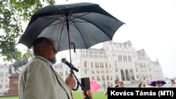 Ángyán József 2018. augusztus 17-én a Parlament előtt