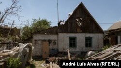 За даними голови області, в Нікополі пошкоджені 10 будинків, одна господарська споруда знищена (фото наслідків попереднього обстрілу Нікополя)