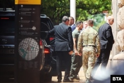 Володимир Зеленски на входа на Министерския съвет