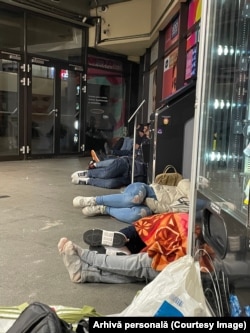 Locul unde a dormit Broderic peste noapte, alături de alți imigranți non-UE, pentru a fi siguri că depun documentele de ședere legală la timp.