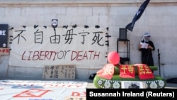 Pe măsură ce a devenit mai greu să comemorezi masacrul în China, apoi și în Hong Kong, a crescut semnificația protestelor din străinătate: În imagine, un manifestant în centrul Londrei, la aniversarea din 2023.