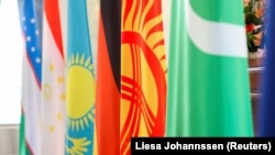 Берлинде 2023-жылда өткөн саммитте тартылган сүрөт.  Германиянын жана Борбор Азиядагы беш мамлекеттин туулары. 