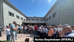 Сторонники фигурантов «Кемпир-Абадского дела» у здания Первомайского райсуда Бишкека.