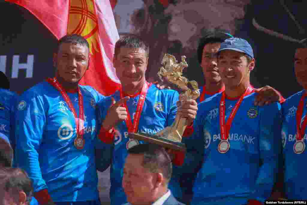 &ldquo;Достук&rdquo; кубогун уткан "Ынтымак" командасы 2 млн сом сыйлык алды. "Астана" командасына 1 млн сом ыйгарылды.&nbsp;