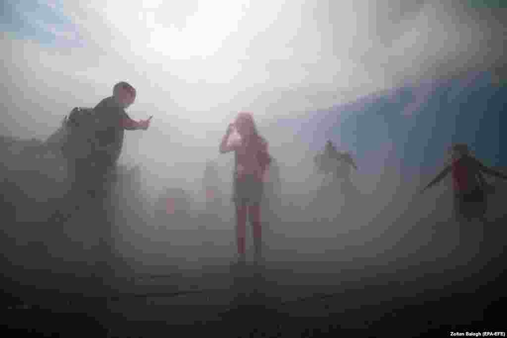 Wengriýanyň Budapeşt şäheriniň merkezinde 2023-nji ýylyň 20-nji iýunynda adamlar yssy howada jemgyýetçilik çüwdüriminde suwa düşýär. (EPA-EFE / Zoltan Balogh) 2023-nji ýylyň tomsy iň yssy diýlip yglan edildi. Bütindünýä Meteorologiýa Guramasy, 2023-nji ýylyň iýun-awgust aýlarynyň ýer ýüzünde hasaba alnan taryhyň iň yssy üç aýy bolandygyny görkezýän maglumatlary ýaýratdy. 2023-nji ýylyň iýuly rekord derejesinde iň yssy aý boldy.&nbsp;