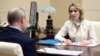 Російська уповноважена з прав дитини Марія Львова-Бєлова спілкується з президентом РФ Володимиром Путіним, березень 2023 року