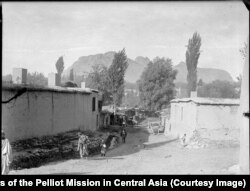 Улица в Ош, а на заден план е емблематичната планина Сюлейман.