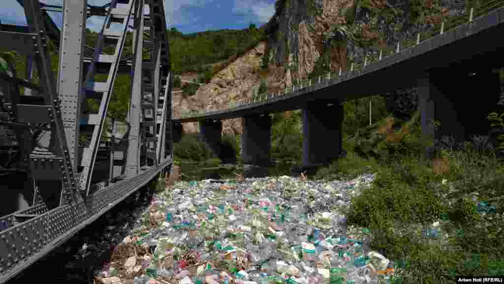 Deși organizațiile neguvernamentale au depus eforturi pentru a soluționa criza, lipsa unei aplicări eficiente a legilor, a conștientizării publicului și a unor politici de mediu cuprinzătoare continuă să împiedice progresul, lăsând râurile din Kosovo blocate într-un ciclu de degradare ecologică persistentă.