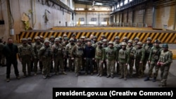 Украинскиот претседател Володимир Зеленски денеска ги посети украинските сили во близина на линијата на фронтот во Авдиивка