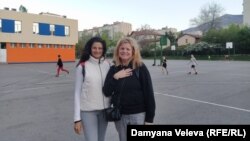 Златина (вдясно) заедно със сестра ѝ Яна в двора на 2. СУ "Акад. Емилиян Станев" в София