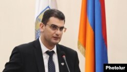 Armenia - Yerevan Mayor Hrachya Sargsian addresses local government officials, March 17, 2023.