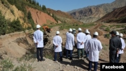 Представители российской компании «Росатом» знакомятся с работой по перемещению урановых отходов в Жумгальском районе. Архивное фото.