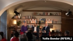 Уповноважений з питань відбудови України Томаш Копечний та ризик-аналітик і колишній генеральний консул в Санкт-Петербурзі Володимир Вотапек під час дискусії про Україну, 19 квітня 2023 року, Прага, Чехія