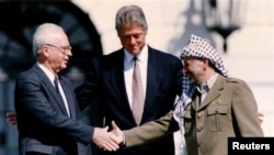 Jichák Rabin izraeli miniszterelnök, Bill Clinton amerikai elnök és Jasszer Arafat, a PFSZ vezetője 1993. szeptember 13-án Washingtonban, már a békemegállapodás aláírása után