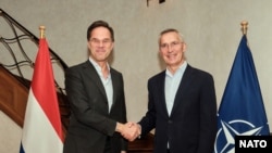 Настоящият генерален секретар на НАТО Йенс Столтенберг поздравява новоизбрания за поста нидерландски премиер Марк Рюте, 26 юни 2024 г.