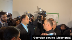 კორდონი პარლამენტის იურიდიულ საკითხთა კომიტეტის სხდომის დარბაზთან