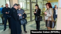 Светлана Попан и Евгения Гуцул беседуют с адвокатами перед заседанием суда.