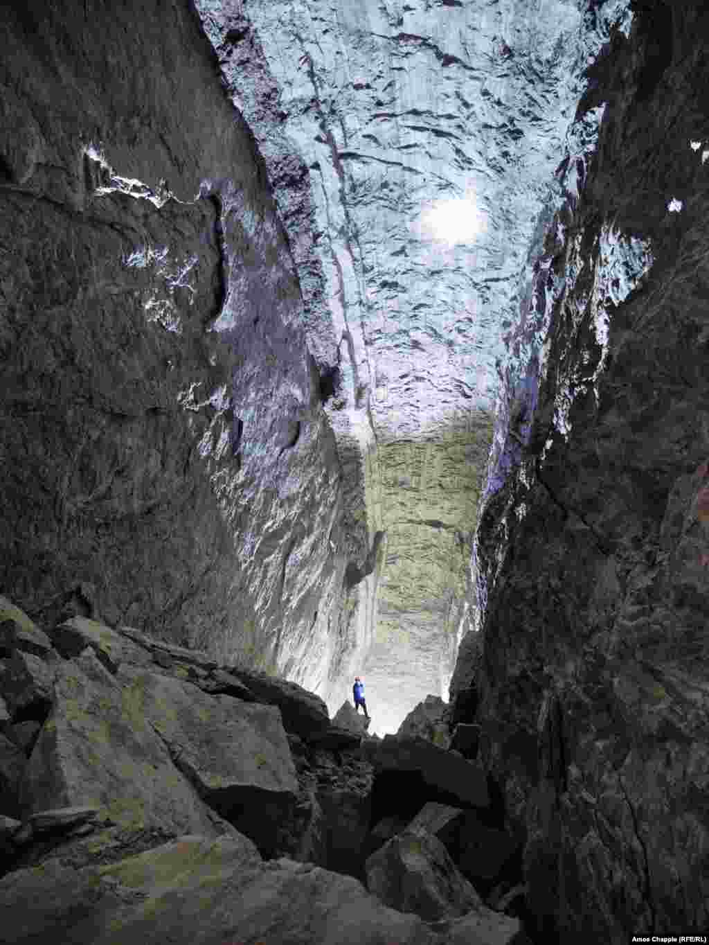 На 235 метра под завода има няколко огромни камери от чиста каменна сол, които захранват Армения вече над 50 години.