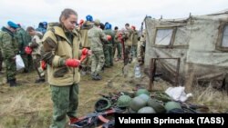 Архивна снимка от 2017 г. на жена в контролирания от Русия Донецк, която участва в тест за квалификация.