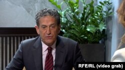 James Rubin, trimisul special al SUA și coordonator al Centrului de angajament global al Departamentului de Stat, în timpul interviului acordat RFE/RL la Pristina, 11 aprilie. 