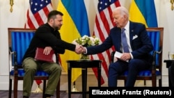 Președintele ucrainean Volodimir Zelenski, alături de cel american, Joe Biden. 