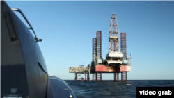 Український військовий катер наближається до однієї з бурових платформ під час рейду на «вишки Бойка» в Чорному морі. Серпень-вересень 2023 року, фото ГУР МО України