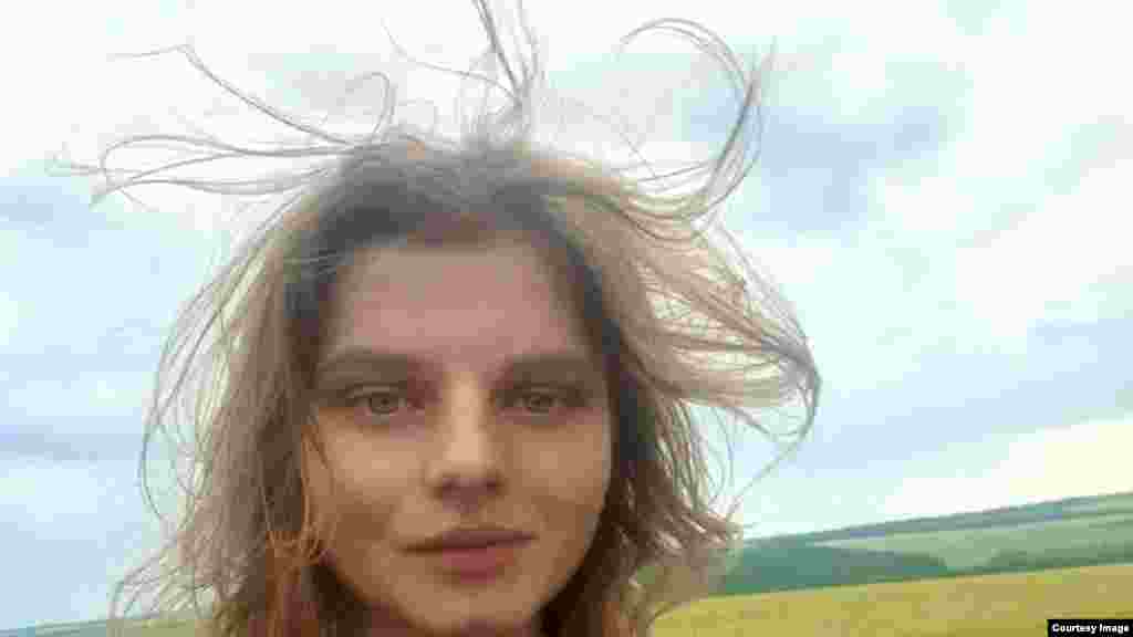 Selfi koji je objavila Rykhlitska u junu 2022. Počast medicinarki odali su mnogi na Facebooku. Jedna prijateljica se prisjetila: "Jana je jednom rekla: 'Dok spavamo neko umire za nas.' Juče je to bila ona." Poznanik koji ju je sreo na linijama fronta napisao je da su je prozvali "anđelom boraca". &nbsp;