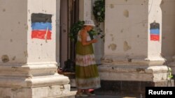 Женщина в Мариуполе, фотография сделана 15 июля 2022 года