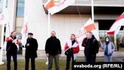 În onoarea Zilei Libertăţii din Belarus, un steag alb-roşu-alb a fost arborat pe clădirea Seimasului lituanian, din Vilnius, 25 martie 2023
