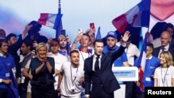 Марин льо Пен и Жордан Бардела - лидери на "Национален сбор", празнуват победата на изборите за ЕП, 9 юни 2024 г.