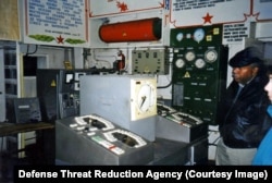 Un membru al unei echipe americane de inspecție în interiorul unei instalații de arme nucleare din era sovietică din Ucraina în anii 1990.